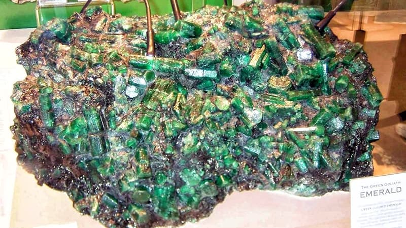 Read more about the article Smaragd od preko 300 kilograma