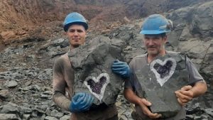 Read more about the article Ametist geoda – „srce“