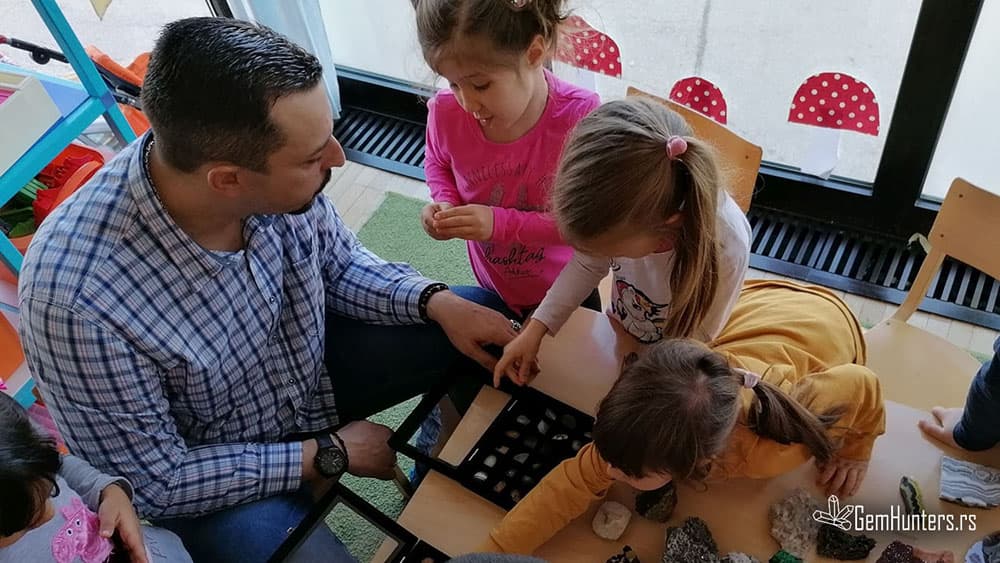 Read more about the article Draga deca i drago kamenje