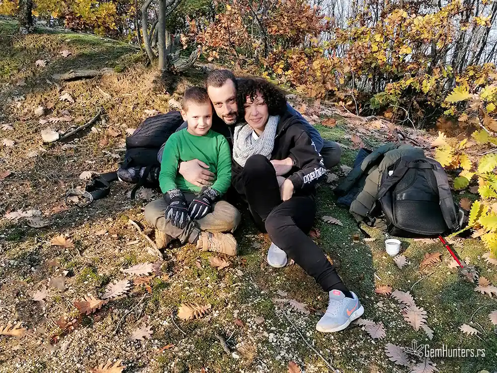 Porodica Lazić tokom terenskog odmora na Ceru, usred jeseni i potrage za akvamarinima
